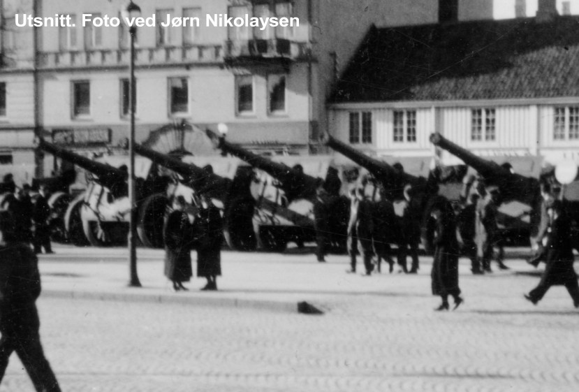Trondheim torg, kanoner. Utsnitt.JPG