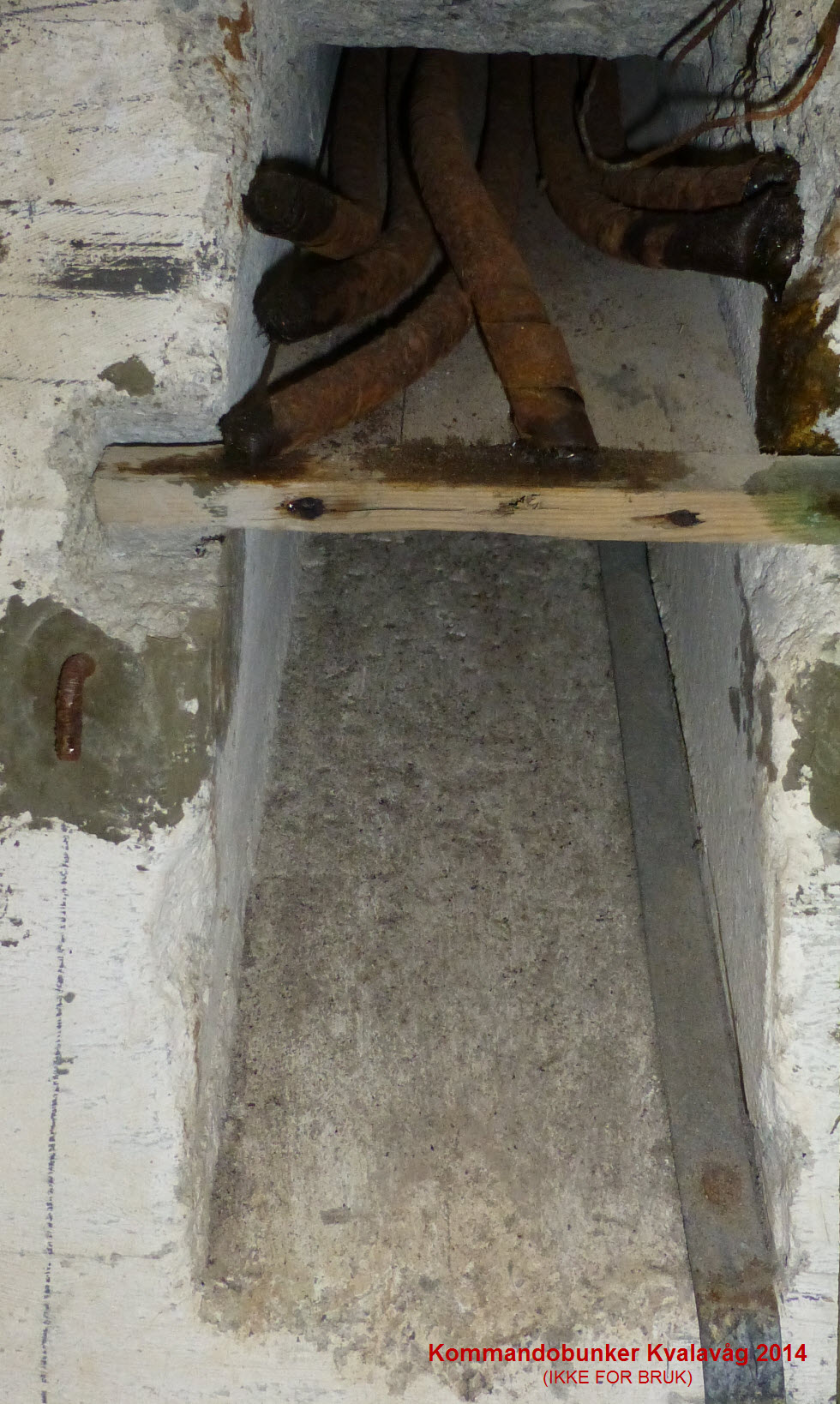 96- Kommandubunkeren ved HKB Vikene januar 2014 - Her kommer 6 sambandslinjer inn i øvre kant på vegg i Funkraum. Til høyre er en del av joringsskinnen for radiosambandet..JPG