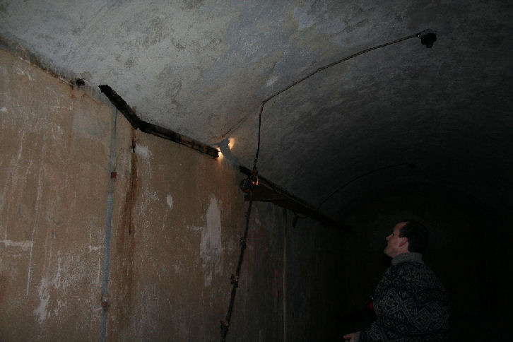 Ledningsnettet i rommet med vanntanken.
