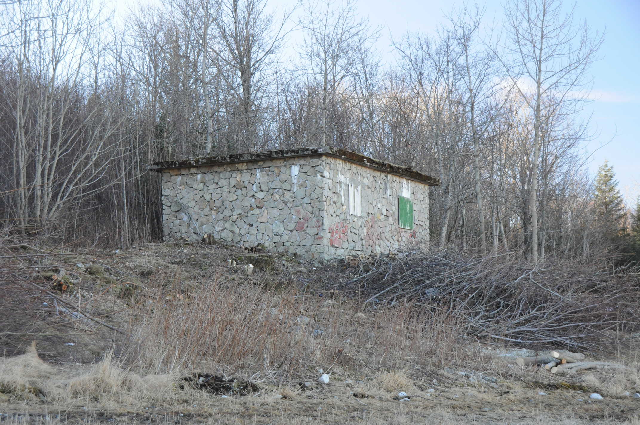 Vest for Skrivargården, godt synlig fra vei