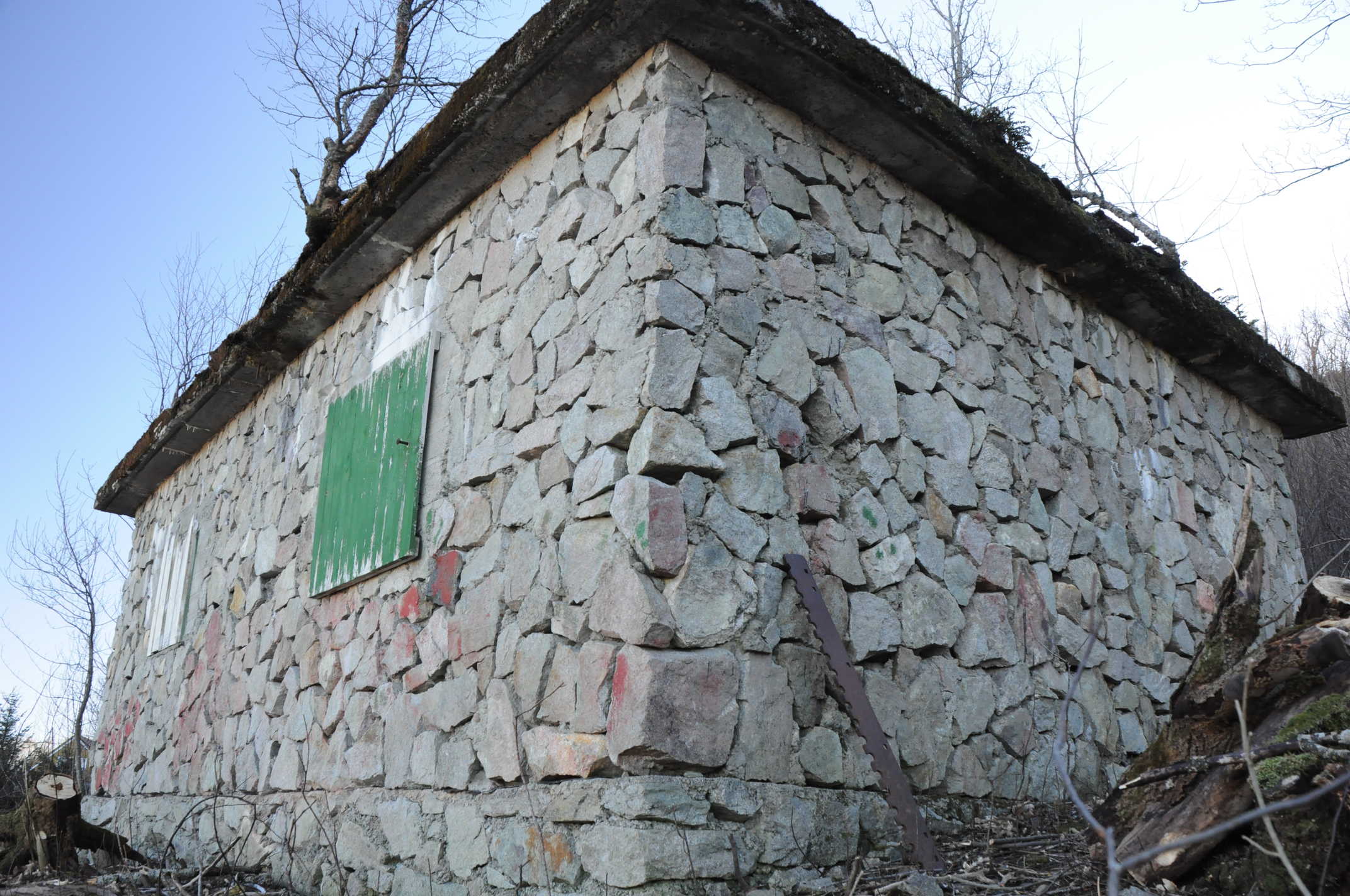 Vest for Skrivargården, godt synlig fra vei