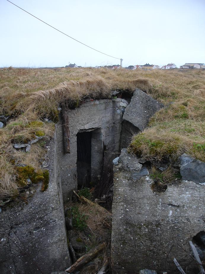 DSC02468 bunker litt utenfor veien til fortet med utsikt mot Titran.jpg