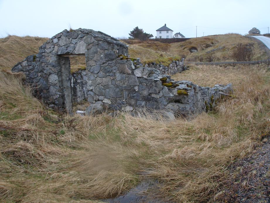 DSC02476 nærbilde av inngang til rester etter et hus.jpg