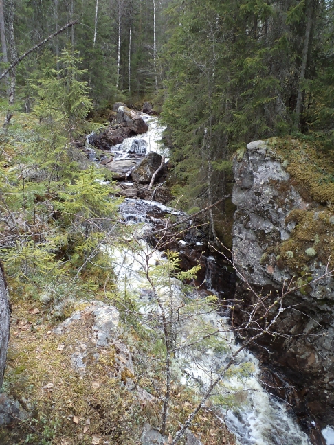Naturlig hindring i nord i form av en liten å som går nede i et lite juv.