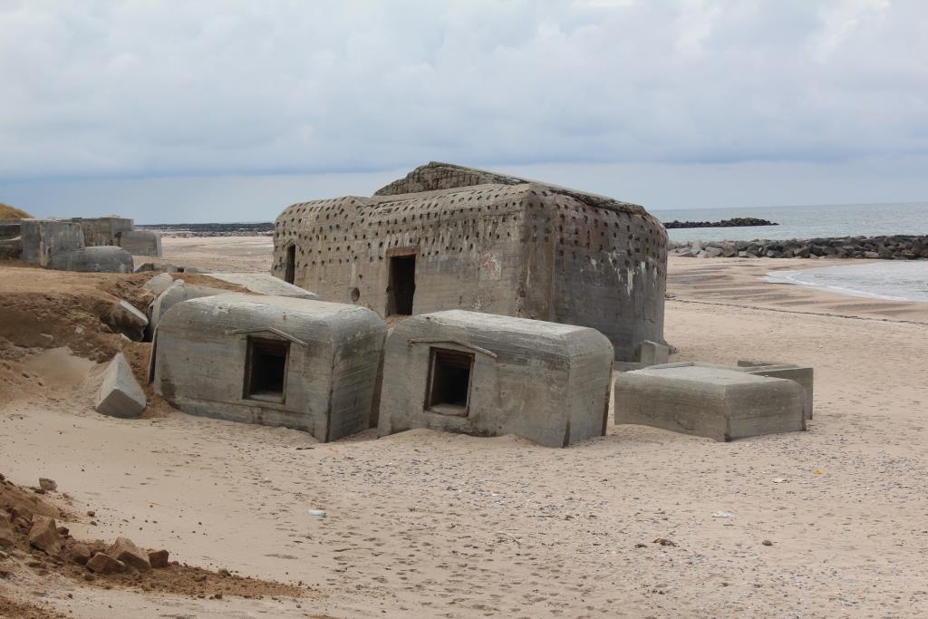 En &quot;klase&quot; med bunkere som ligger strødd på stranden.
