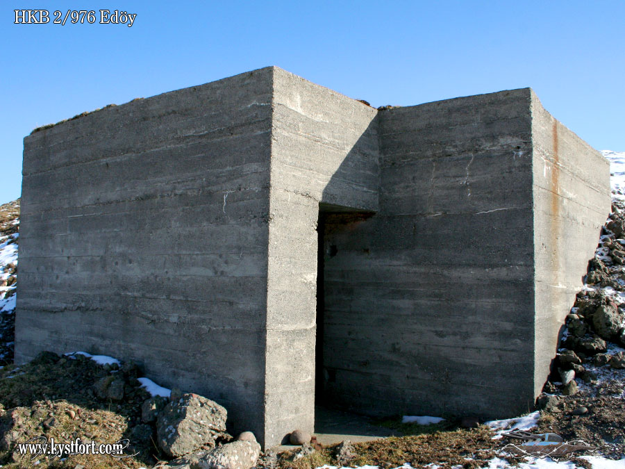 Lenger ned på sletten finnen men en mindre bunker som er 2 delt. litt vanskelig å si hva slags funksjon denne har. Den første døren som vises har også en betongklosse på ca. 1x1x1 som er litt vanskelig å forstå seg på.