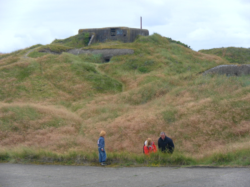 På bakketoppen ses M150 ildlederbunker i Grådyb-batteriet. Denne hadde i sin tid en 6 meter bred GEMA stereoskopisk avstandsmåler i en panserkuppel på toppen av bunkeren, og under denne en ildledelseskorrektør (type artillericomputer) av merke Dreiwag