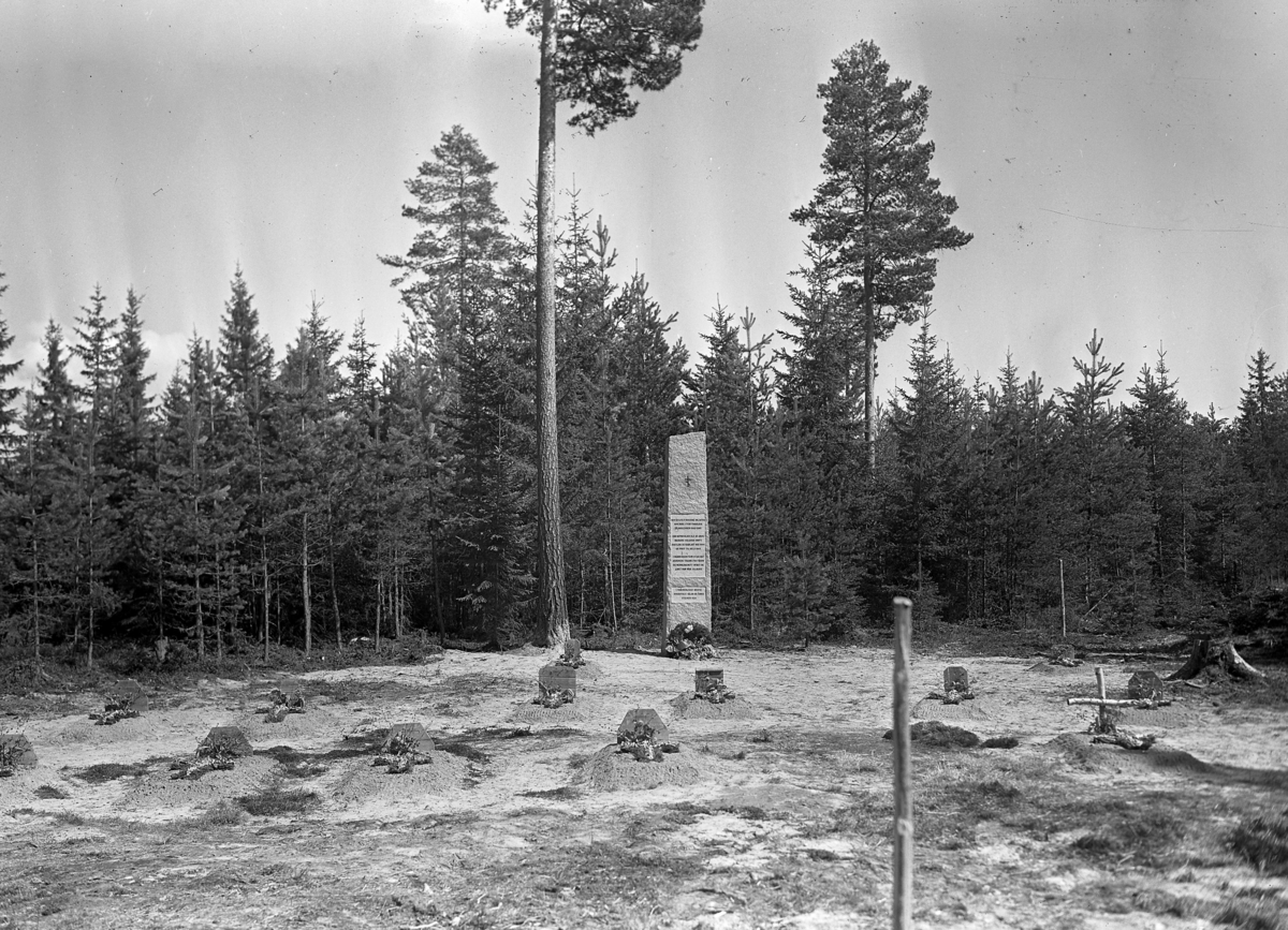 Den russiske gravplassen på Haslemoen. Fra avdukningen av bautaen 8. mai 1950.