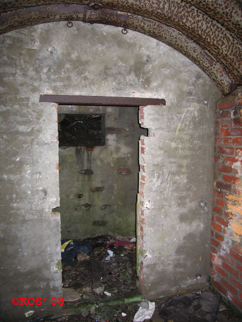 Bunk4:<br />Innv.: 2,3 x 4,4m<br />Eneste med innvendig skillevegg og skorstein.