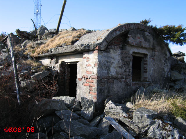 Bunk4: 32 V 284474 6576195<br />Mursteinsbrakke for opphold.<br />Merk skorstein på denne oppe til venstre i bildet.