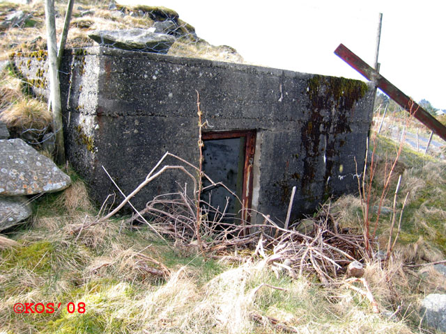 Bunk2: 32 V 284464 6576229<br />Oppbevaringsrom, kanskje i forbindelse med lyskasteranlegg om det var plassert på toppen bak.