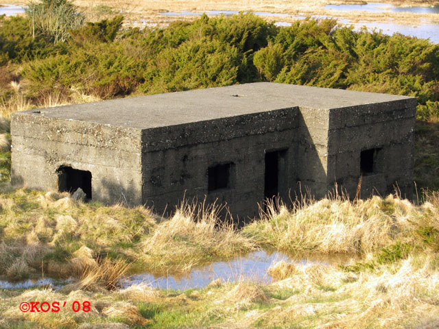Bunk1: 32 V 284482 6576256<br />Denne har nok hatt en felles-administrativ funksjon. Hull i tak for ildsted, mulig antenne.