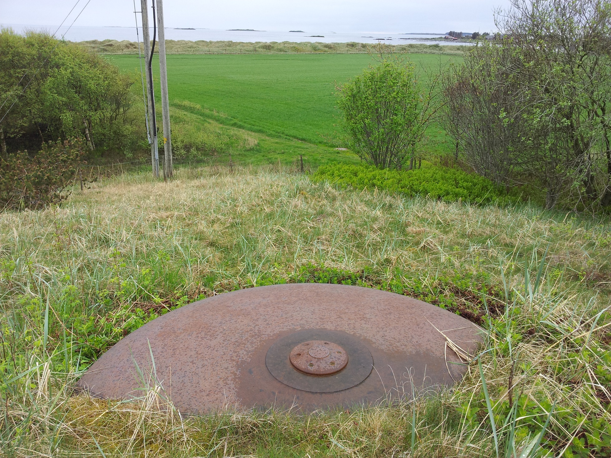 Dreischartenturm med skytefelt ut mot nordlige del av Solastranden