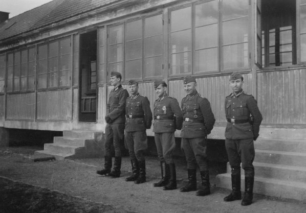 Soldaten mit U - Boot Abzeichen Orden Tönsberg Norwegen.jpg