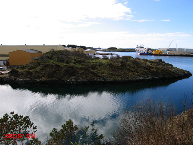 Omtrentlig utsikt fra bunker over til Svinholmen, nord på Hasseløy, som er neste stopp.