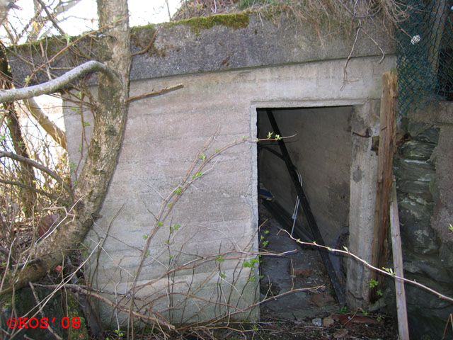 Dekningsbunker, selvfølgelig med østvendt dør.