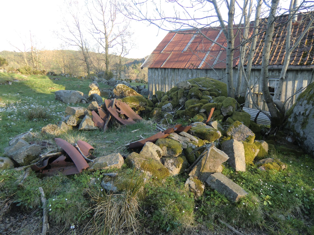 Sammenrast bunker/byggverk.