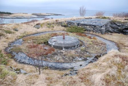 En av K416-kanonstillingene. Som på &amp;quot;alle&amp;quot; andre fort med denne typen kanoner på Helgeland, lå det også her igjen en rekke hjul.