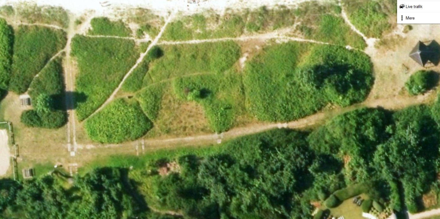 Man ser restene av veien ned til stranden. den gang da var vel stranden 20 meter kortere enn i dag