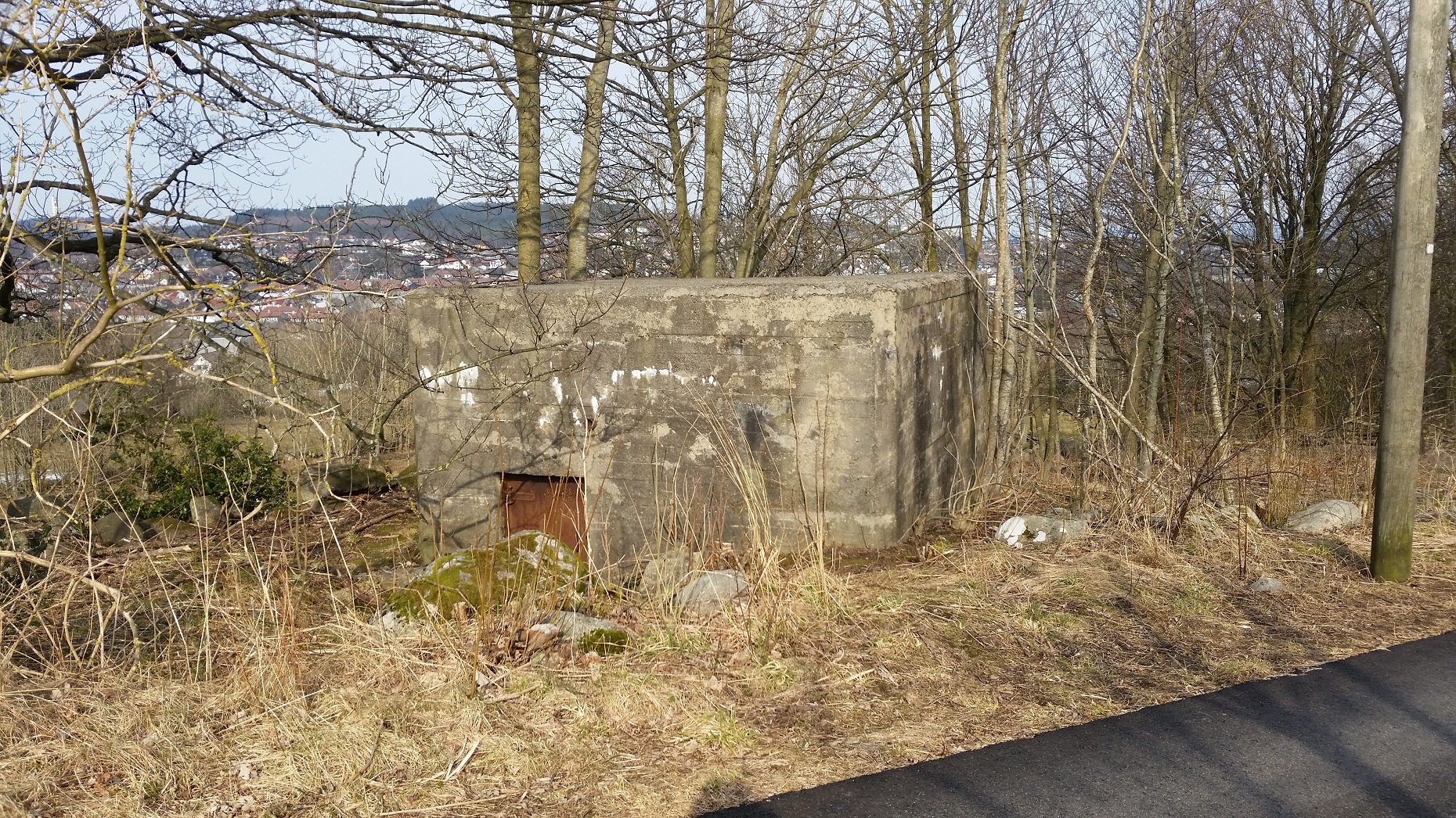 Bunkeren befinner seg like ved veien