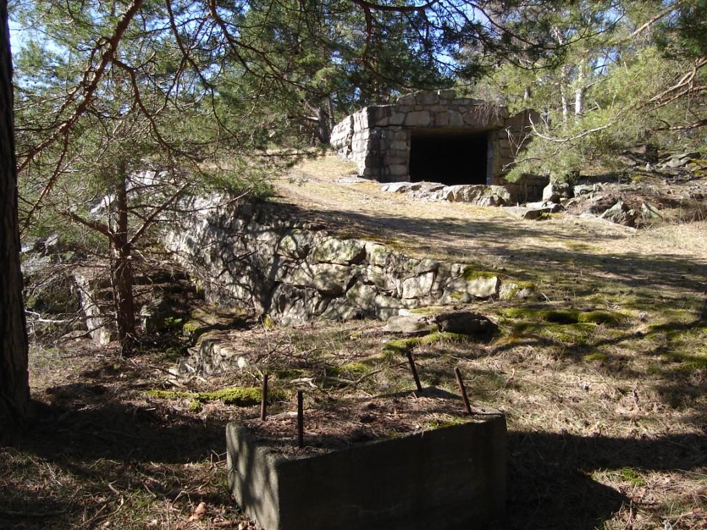 Fundament for hva? Rett øst for garasjen og veien.