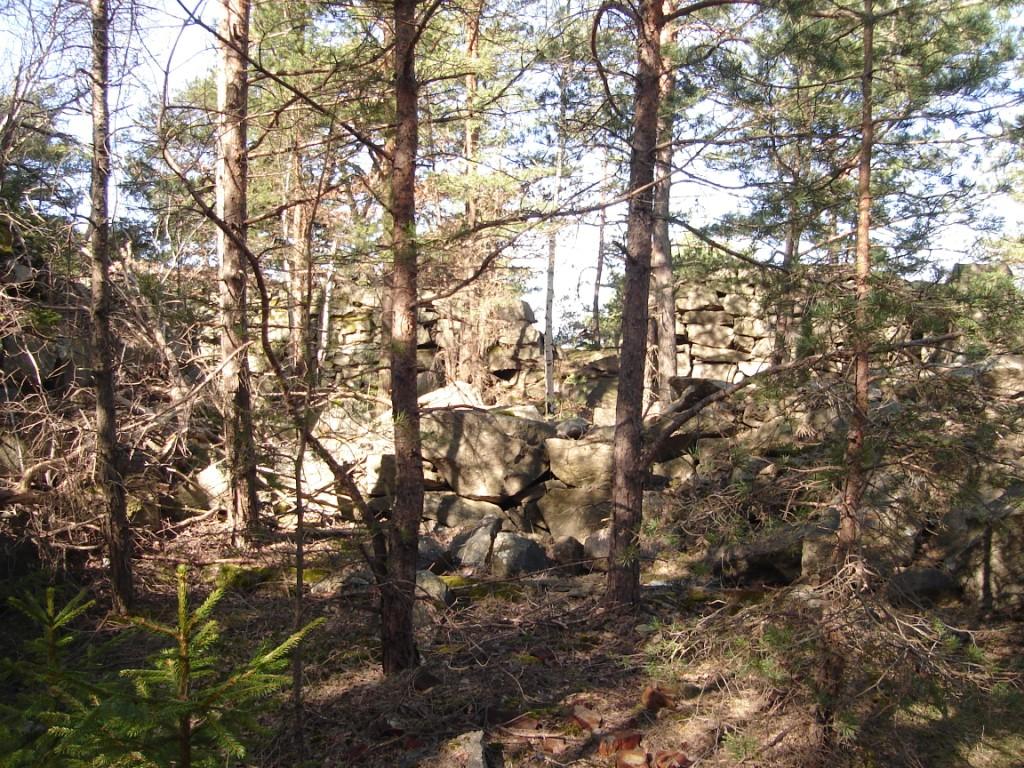 Dekningsmur for brakker. Fra vest.