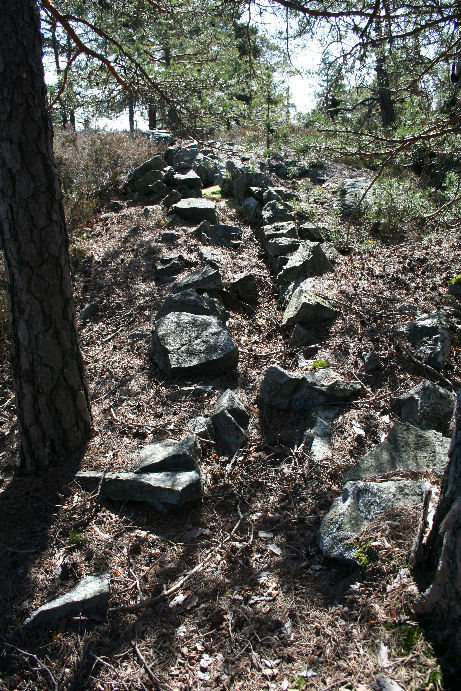 kabelgrøft som går fra fortet og opp til stillingene i skogen bak fortet.