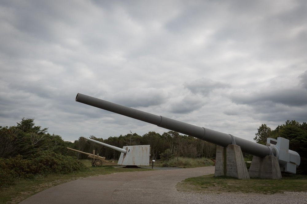 Løpet til en av kanonene i Hanstholm i forkant i bildet.