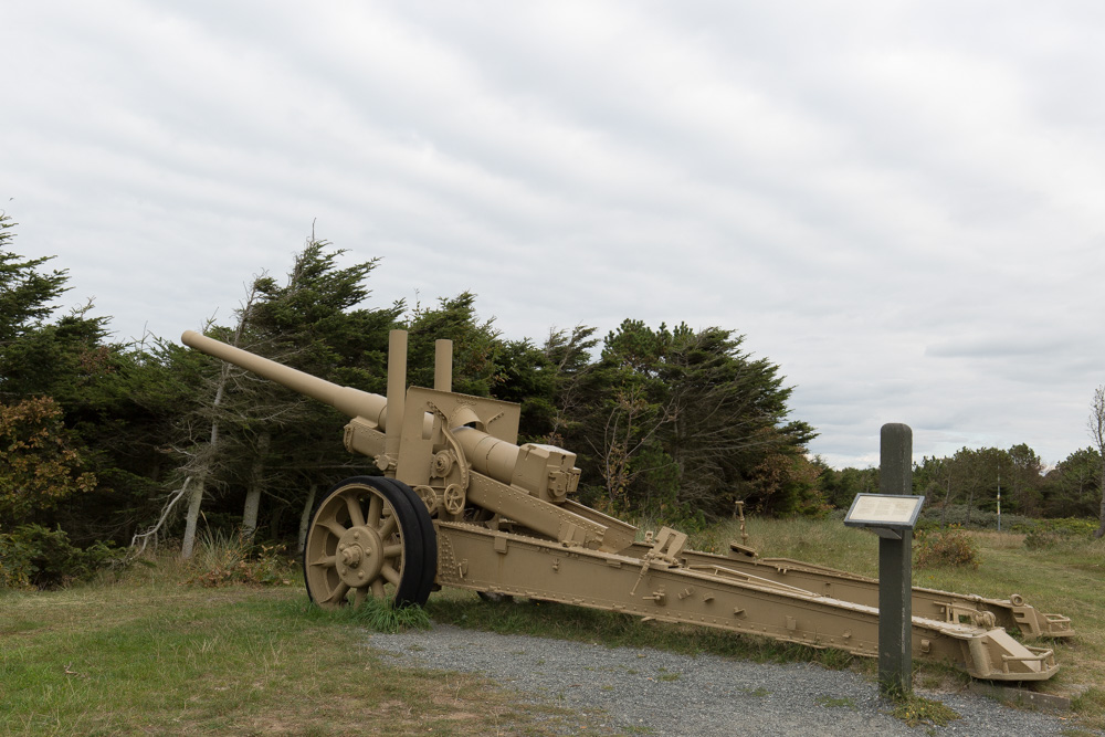 Fra informasjonsskilt:<br /><br />&quot;Russisk feltkanon. 122 mm Pushka obr. 1931 (122-31). Kanontypen ble konstruert i 1931. Denne kanonen ble bygget i 1939/40. Den har en vekt på 7.100 kg i stilling og hadde en rekkevidde på 20,9 km.<br />Kanonen ble erobret av tyskerne på østfronten. Den kom til Danmark i januar 1944, og sto i et av de ni kystbatteriene med denne type kanoner - bl.a. ved Bulbjerk og Slettestrand.&quot;