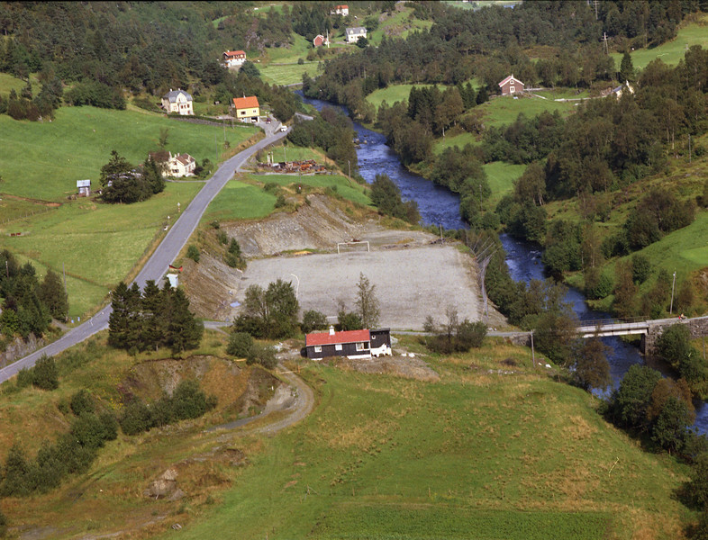 gravel pit, elven til høyre samt broen til gåssand. tyskokkupert skole rett i nærheten. over elven til venstre. luftvern er registrert over elven til høyre.