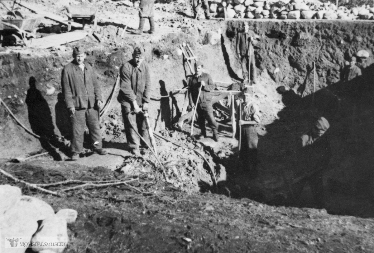 Bygging av bunker av russefanger v. Aukratangen / Gossen Süd.