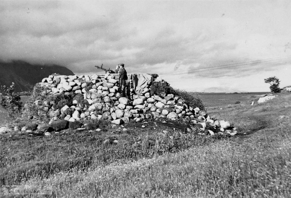 Feltmessig bunker av stein og treverk v. Aukratangen. Usikker på om dette var en del av Gossen Süd, men hele øya var befestet. Bilder er iallfall fra samme område av øya.