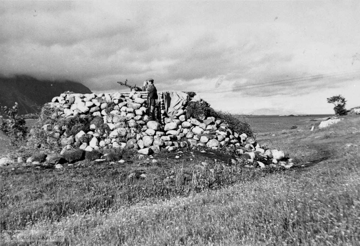 Feltmessig bunker av stein og treverk v. Aukratangen. Usikker på om dette var en del av Gossen Süd, men hele øya var befestet. Bilder er iallfall fra samme område av øya.