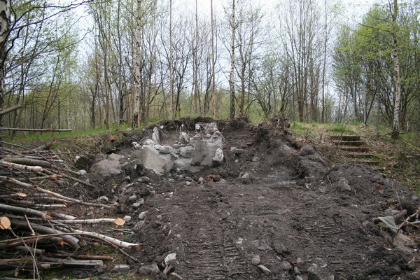 Ødelagt liten bunker i forbindelse med prøveskytings banen.