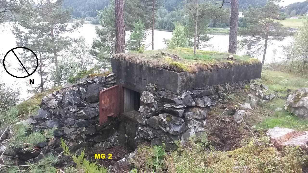Dette er MG bunker merket 2 , skyteskår mot  sør og mot vest