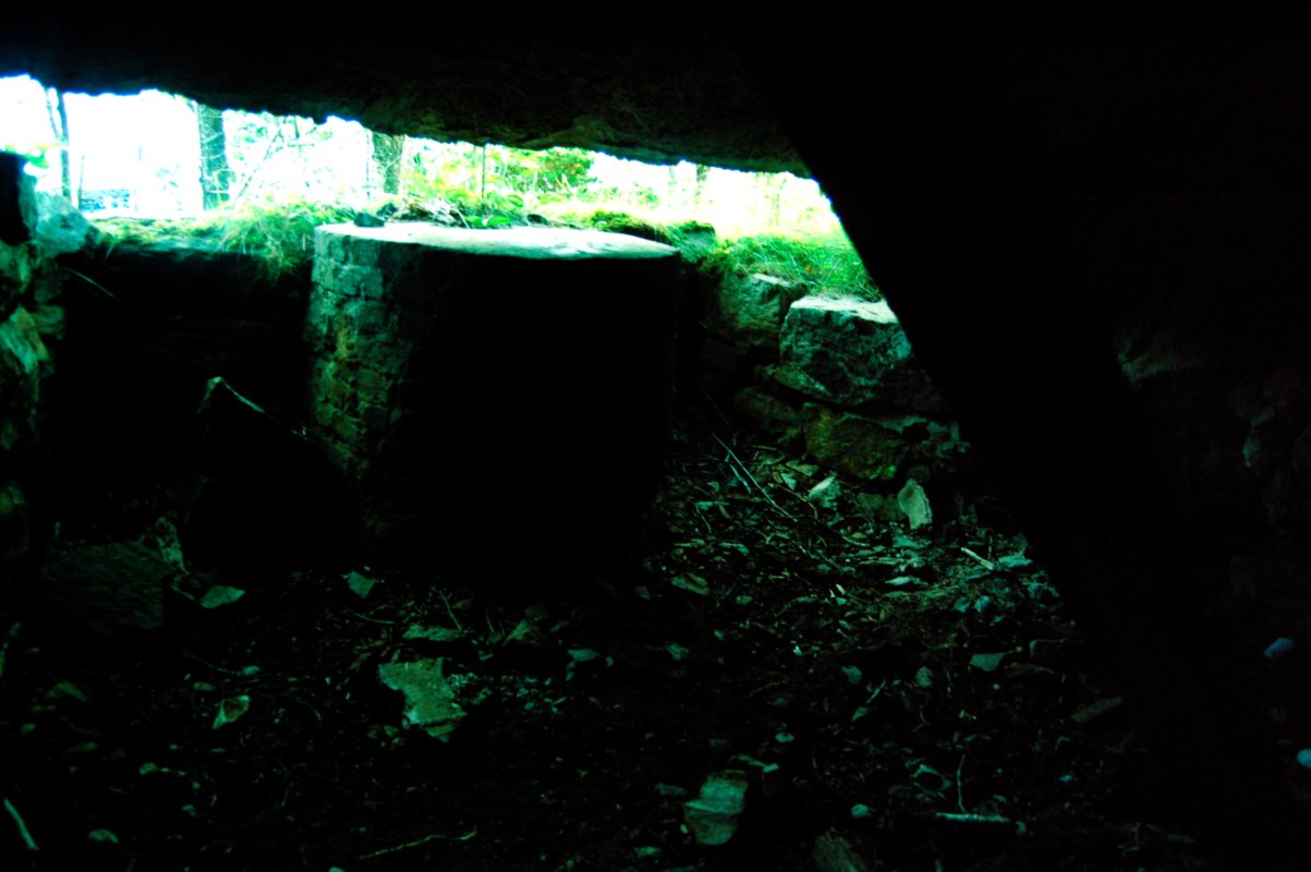 Inni observasjonsbunker, grei stand enn så lenge, betongtak med trebjelker til støtte som har fallt ned.