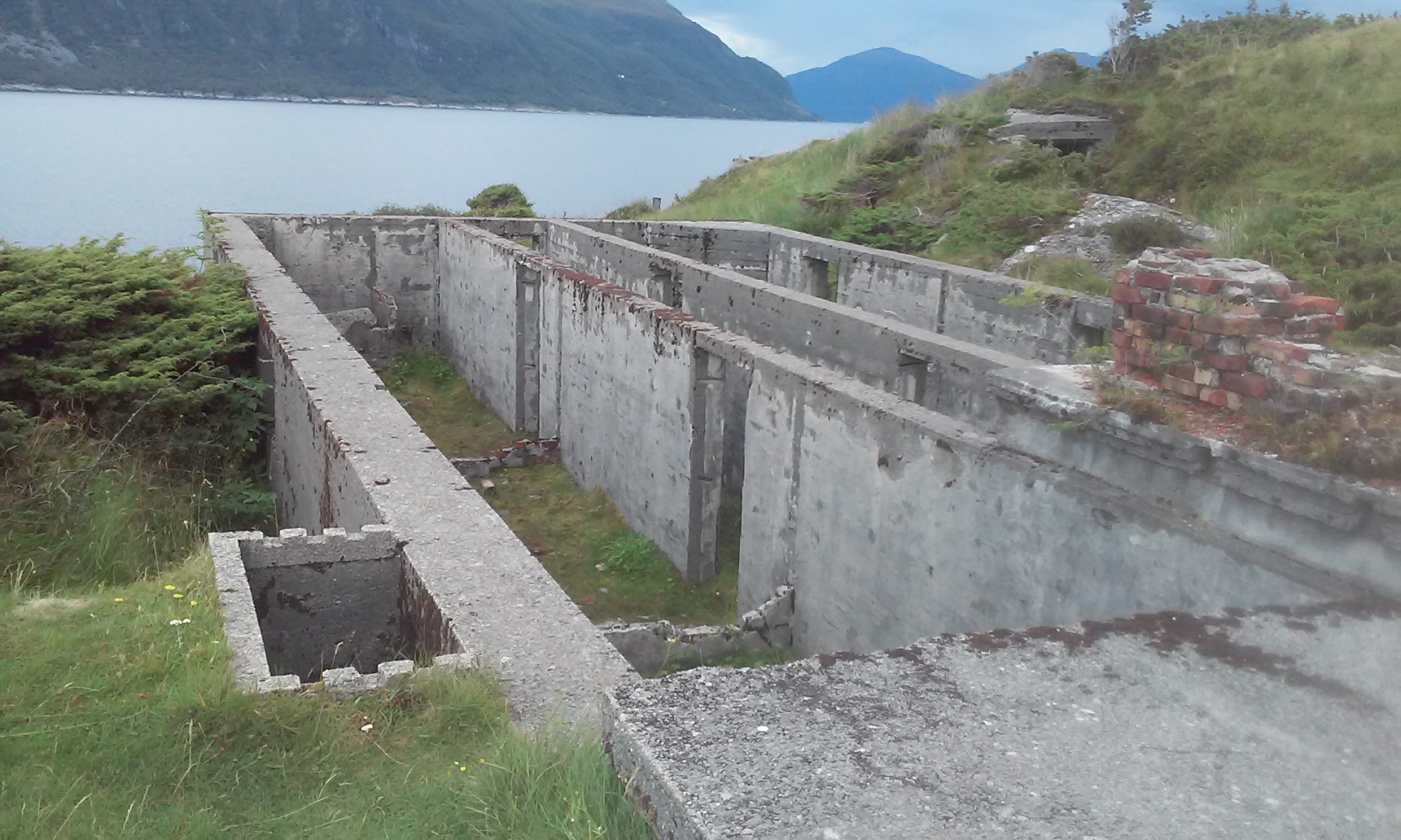 Spisebrakka med celler i kjelleren. Liten bunker til høyre som leder til kort tunnel og utkikksbunker?