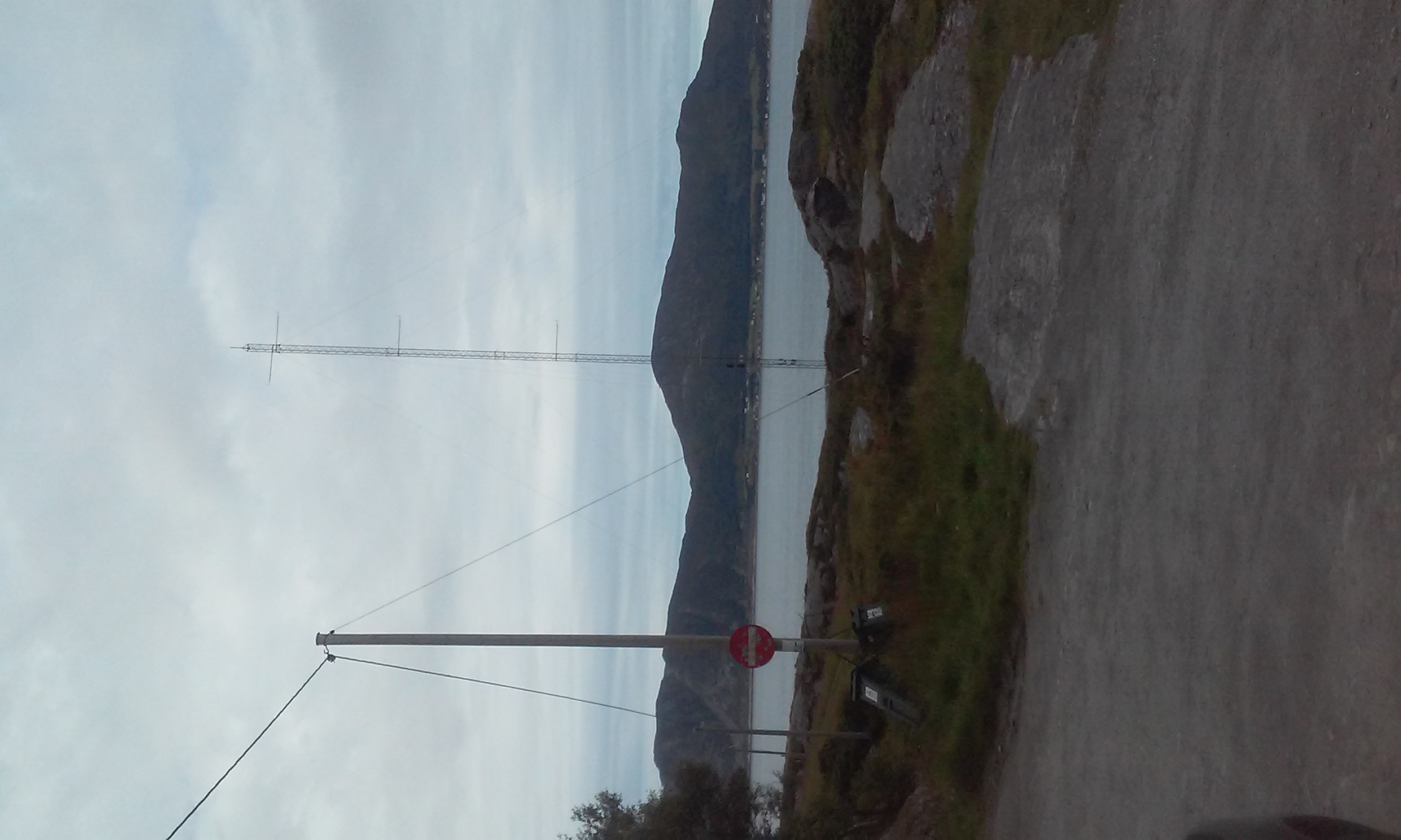 Forøvrig så er masta dere har sett på mange bilder noe som har komt opp siste halvåret. Er i forbindelse med kartlegging av fjorden til evt. Hafast eller annen fjordkryssing. Ligger mange bøyer uti fjorden delvis nedsunket som registrerer alt fra temperatur til strømninger.