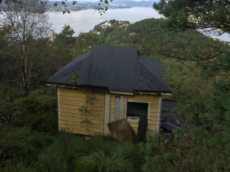 En hytte litt nordvest fra knatten, rett utenfor bildet