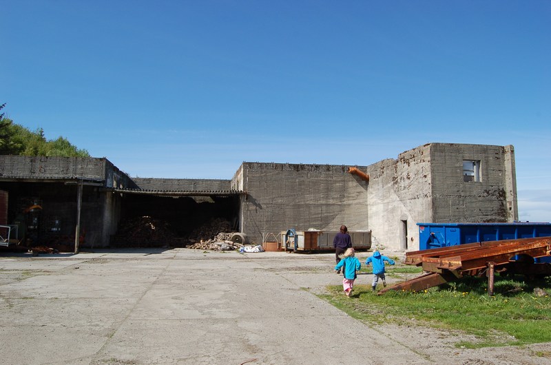 Hangar side 2