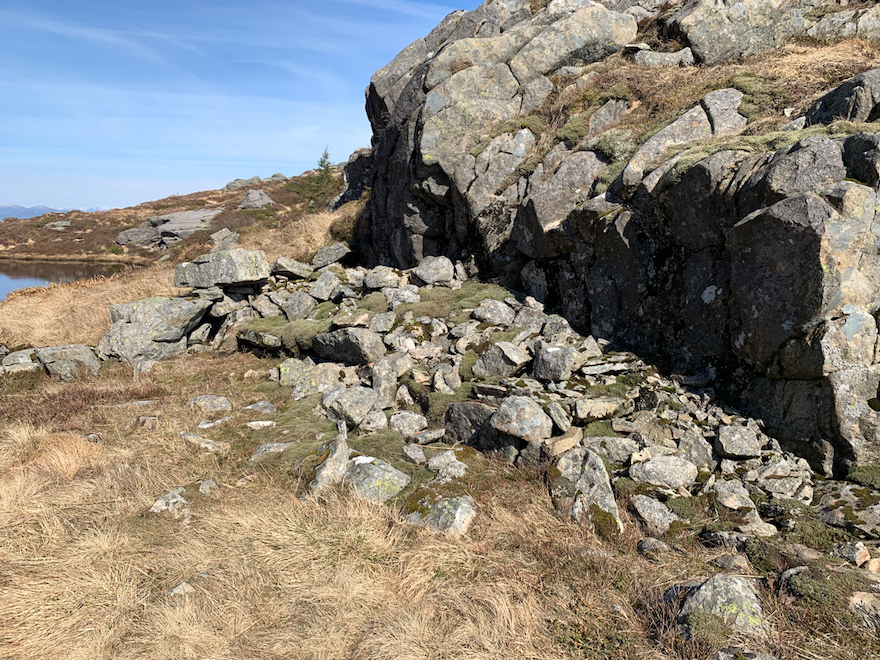 Ruin under berg 1 (med steingjerde / grense, men ikke bygrense)