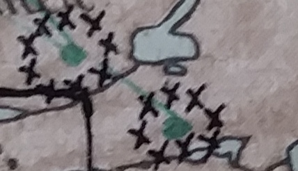 Er dette markeringer av minefelt, eller kanskje piggtrådsperringer?
