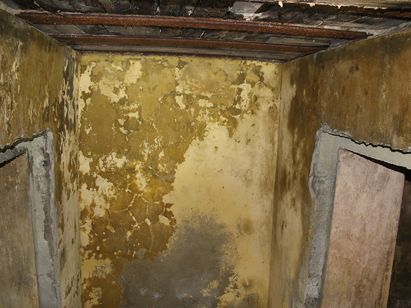 Mellom rommene har man et lite avlukke. Om den gule malingen er orginal eller ikke vet jeg ikke. Tykkelsen på veggene mot begge rommene er 50 cm.