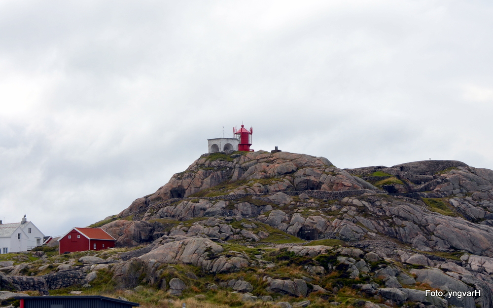 I fjellet på baksiden av fyret er det mange løpegraver og fjellhaller