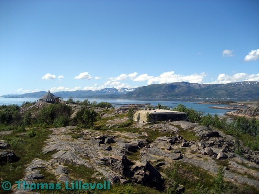 Bunker med norsk 20mm stilling foran. Norsk batteriko og Kari-antenne lengst vekk