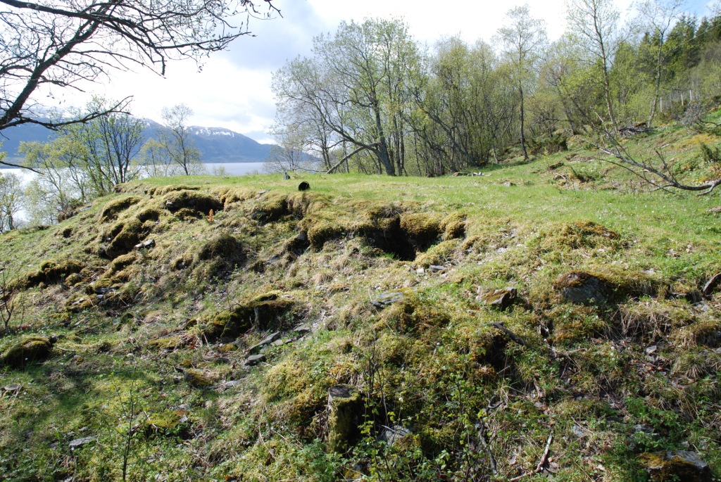 Alle innganger var fylt igjen med stein og torv.