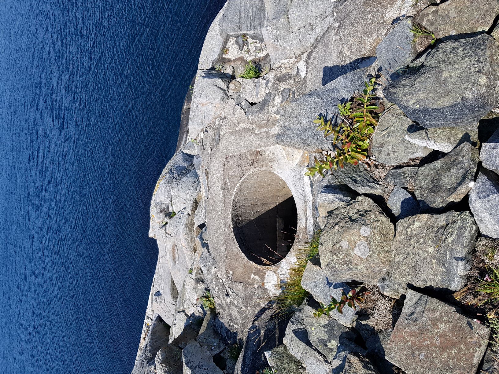 Stålkuppel for FT 17 tårn har stått her, ble fjernet i 1944.  Funnet bare plass til et tårn