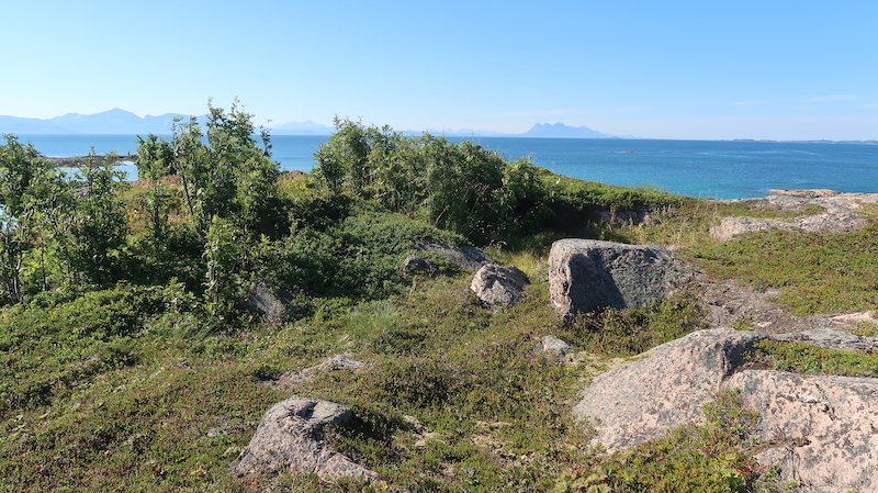 To store groper på høyden i sør (A), 4x5m og 6x7,7m. Steinsatt vei markert i terrenget opp på høyden