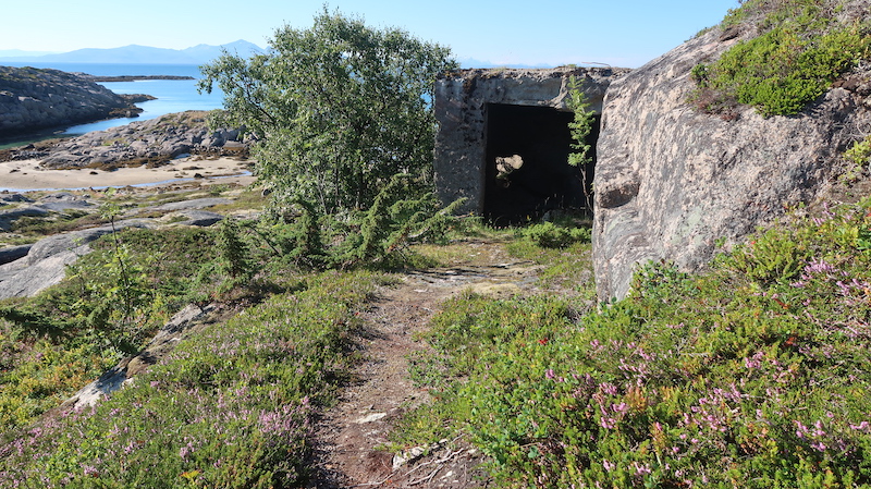 Bunker nedenfor KO-plass (I), 270x320. &quot;Vindu&quot; ut mot stranden/bukta mellom de to høydene