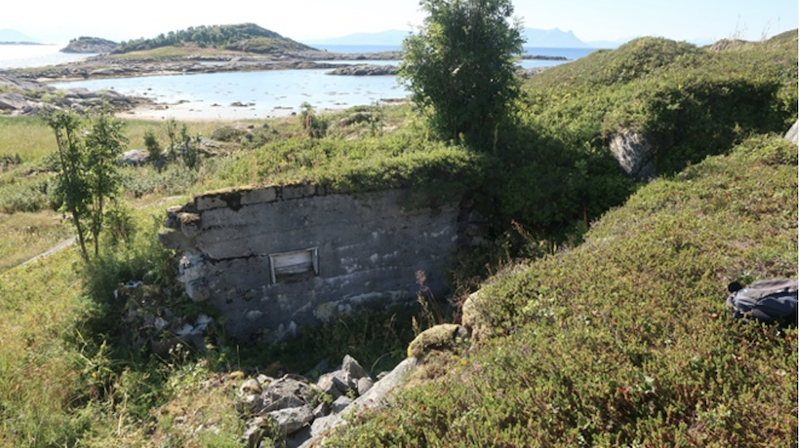 Bunker nedenfor de to gropene (A), mulig utgang i bakkant til løpegrav opp skråningen til gropene